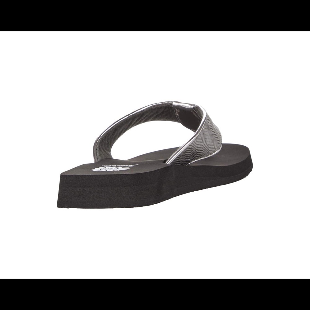 Yellow box flip flops Fahima color pewter medium width New in box - Picture 6 of 6